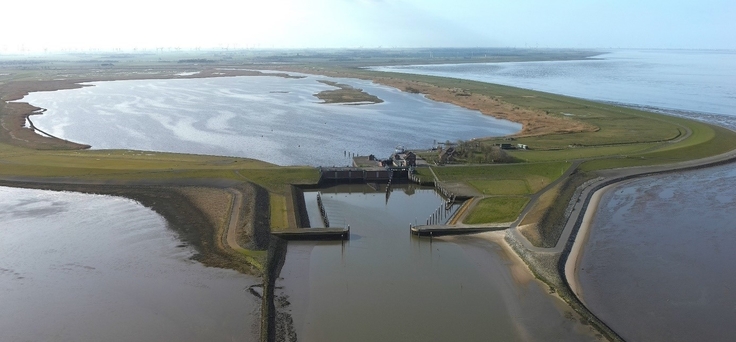 Zentrale Bauwerke der Binnenentwässerung im westlichen Ostfriesland: Die landeseigenen Anlagen Sperrwerk Leysiel und Speicherbecken Leyhörn (Foto: NLWKN)