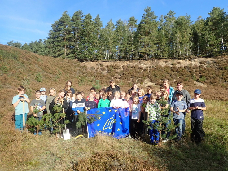 36 Kinder der Lerchenschule halfen mit bei den praktischen Naturschutzarbeiten (Foto: Lerchenschule).