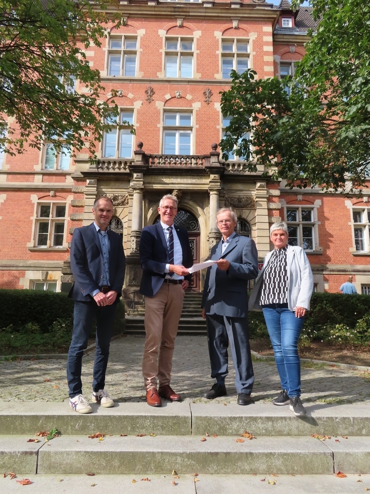 Aus den Händen von Rainer Carstens (2.v.l). und Betriebsstellenleiterin Nancy Haack erhielt Karsten Petersen (3.v.l.) in dieser Woche seine Urkunde. Peter Schley (li.) wurde als neuer Geschäftsbereichsleiter vorgestellt (Bild: Kosch/NLWKN).