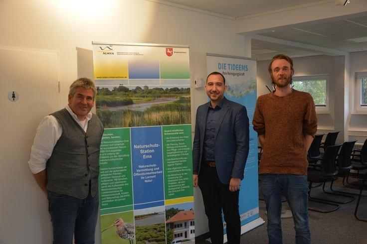 Heinrich Pegel (links) und Felix Närmann (rechts) begrüßen Nico Bloem in der Naturschutzstation Ems.