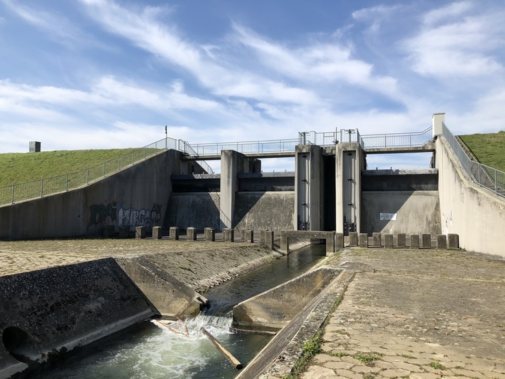 Der NLWKN nimmt umfassende Arbeiten am Abschlussbauwerk des Hochwasserrückhaltebeckens Klein Mahner vor. Das Stahlbeton-Abschlussbauwerk mit drei Hochwasserentlastungsverschlüssen aus Stahl wird modernisiert. (Foto: Gries, Heidt&Peters)