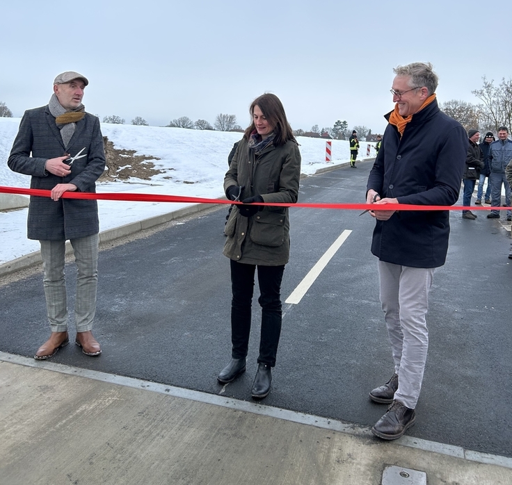Niedersachsens Landwirtschaftsministerin Miriam Staudte hat gemeinsam mit Matthias Gallei (Bürgermeister der Gemeinde Höhbeck, links im Bild) und Rainer Carstens (NLWKN) die Hochwasseranlage in Vietze feierlich eingeweiht (Foto: ML)