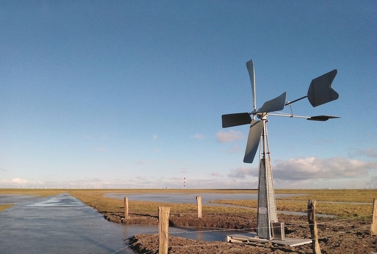 Im EU-Vogelschutzgebiet Unterelbe werden durch windbetriebene Kleinschöpfwerke bzw. Windwasserpumpen, die im Rahmen des LIFE Projektes Wiesenvögel errichtet wurden, insgesamt 700 ha Grünlandflächen zur Brutzeit der Wiesenvögel feucht gehalten.