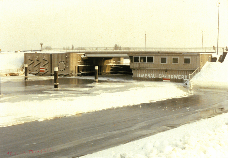 Ausnahmezustand am Ilmenau-Sperrwerk: Ein Eishochwasser sorgte im Januar 1987 mehrere Tage lang für erhöhte Wasserstände (Bild: NLWKN).