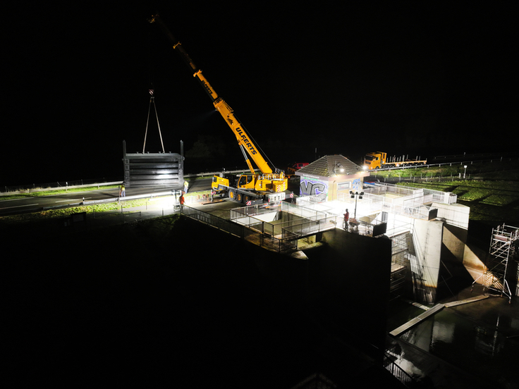 Per Schwerlastkran wurde das neue Mittelschütz eingehoben und eingebaut. Es ist das wichtigste Regelorgan für die Steuerung des Wassers am Hochwasserrückhaltebecken Alfhausen-Rieste.