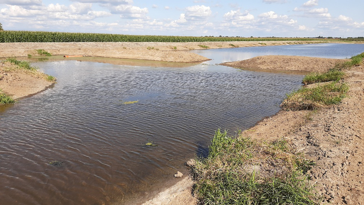 Das fertig profilierte neue Gewässer nach der Flutung: Über die Verbindung zur Steinkirchener Moorwettern sollen sich positive Effekte auch für die Gewässer in der Umgebung einstellen (Bild: NLWKN).