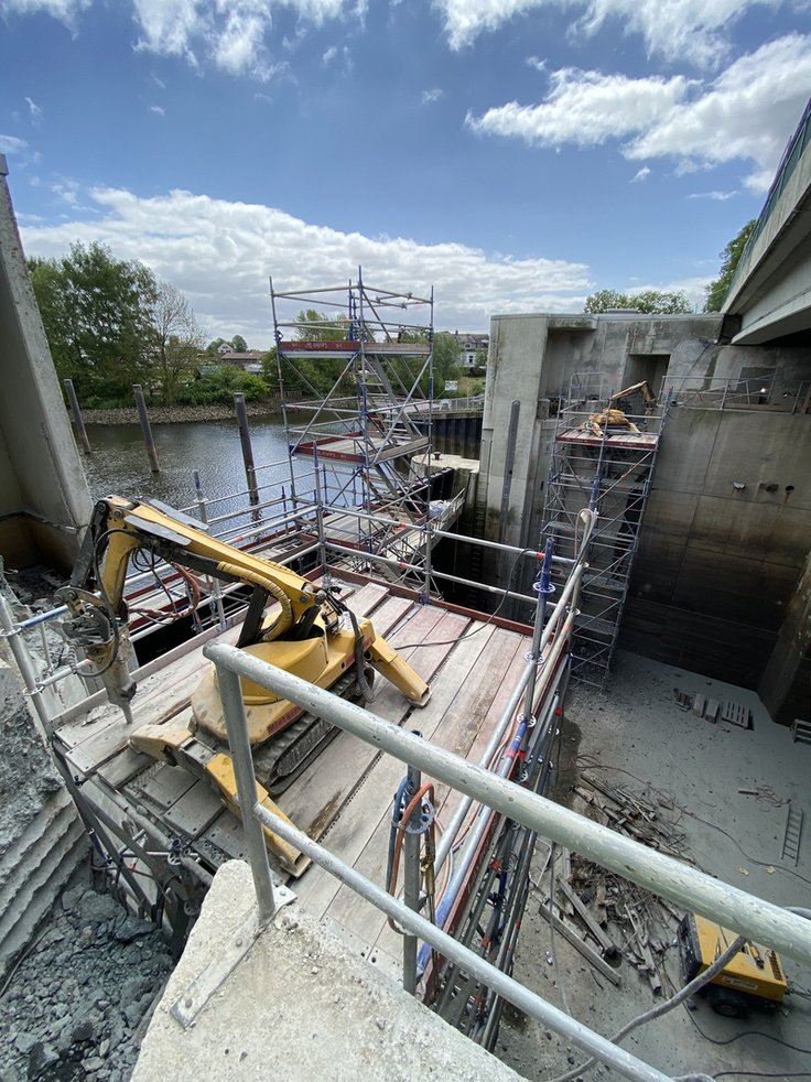Dem Einbau der neuen Stemmtore gingen umfangreiche Anpassungsarbeiten am Massivbau voraus (Bild: Löhn/NLWKN).
