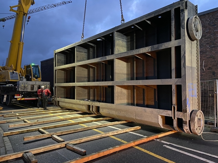 Die Modernisierung des Sperrwerks in Hoopte ist ein Großprojekt - und das in jeder Hinsicht, wie ein Blick auf die Ausmaße der neu eingebauten Sperrwerkstore zeigt. Mit ihnen erhöht sich auch das Schutzniveau vor Sturmfluten.