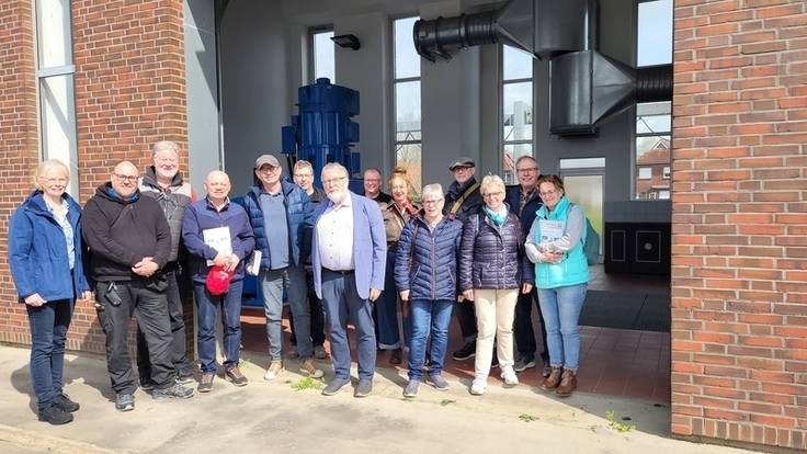 Obersielrichter Heiko Albers (Mitte) empfing die Gruppe im Schöpfwerk Oldersum.