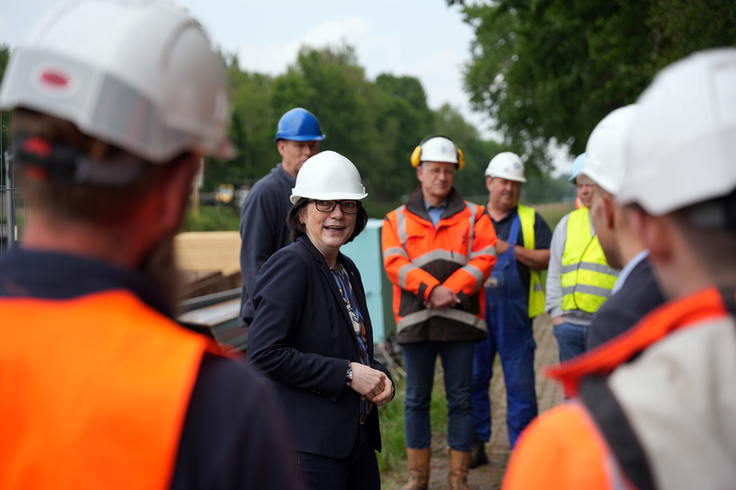 NLWKN-Direktorin Anne Rickmeyer im Dialog auf der Baustelle.