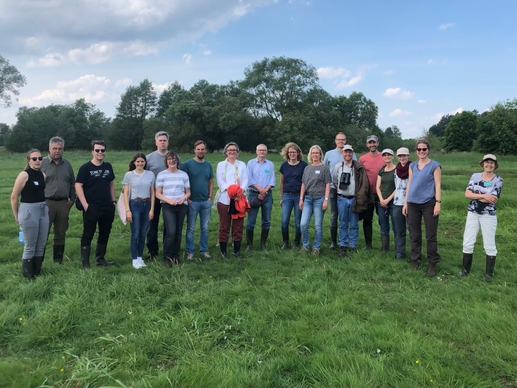 Ab ins Gelände: Mitarbeitende der Domänenverwaltung Stade und des regionalen Naturschutzes des NLWKN Lüneburg begutachteten im Rahmen des Termins u.a. eine artenreiche Landesnaturschutzfläche in der Wümmeniederung.