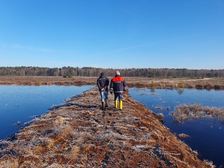 Baubesichtigung am Ende der Winterbauphase: Das interdisziplinäre Projektteam des NLWKN arbeitet seit 2012 erfolgreich gemeinsam an der Projektumsetzung. (Foto: Susanne Brosch, NLWKN)
