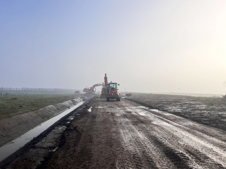 Derzeit stehen auf der Hochwasserschutzbaustelle nahe Dykhausen vor allem Arbeiten im Bereich der Randgräben an, die neben dem eigentlichen Kanal verlaufen. Sie müssen für die erforderliche größere Dammbreite verlegt werden (Bilder: Edzards/NLWKN).