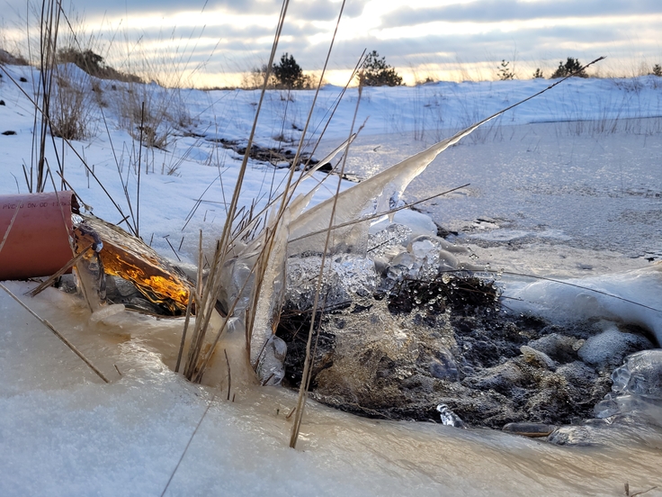 Auch bei Frost funktionierten die Überläufe zwischen den Poldern im Großen Moor, wie hier aufgenommen am 19. Januar 2024. (Foto: Walter Wimmer/NLWKN)