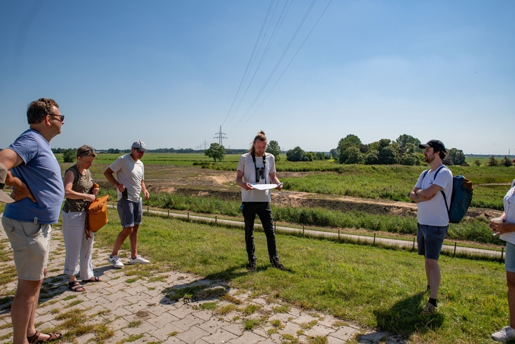 Blick vom Deich auf die Baustelle des Tidepolders Coldemüntje. Hier entstehen im Rahmen vom Masterplan Ems ästuartypische Lebensräume wie Schilfröhricht und Wattflächen. Foto: Sven Wiemers/PLANGIS