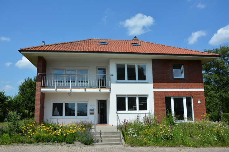 Seit 2018 direkt am Fluss zu Hause: Vom ersten Standort im Katasteramt Leer ist die Naturschutzstation in das ehemalige Sielwärterhaus am Sauteler Siel in Terbog (Gemeinde Moormerland) gezogen. Foto: Felix Närmann