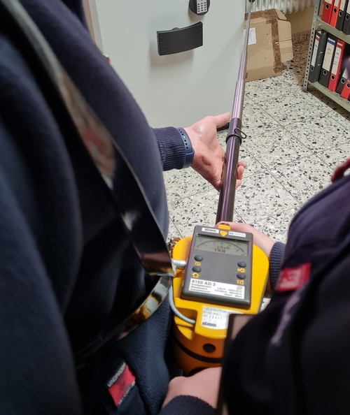 Um einen möglichst sicheren Abstand zur Strahlenquelle beizubehalten, wird der Strahler mit einem „Teleskop“ Messgerät aufgesucht.