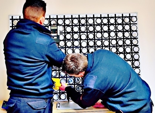 Strahler-Wand: Verbirgt sich hinter den einzelnen Feldern ein radioaktiver Strahler? Falls ja, um was für einen handelt es sich?