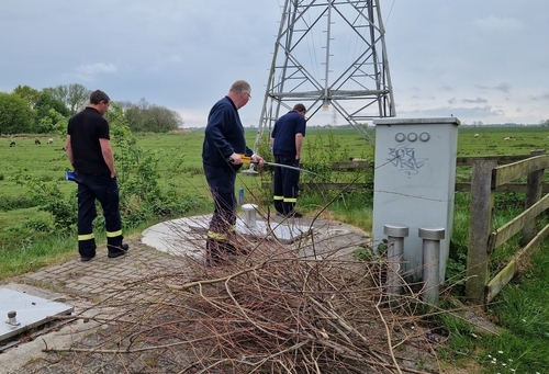 Einsatzkräfte der Feuerwehr suchen einen radioaktiven Stoff.