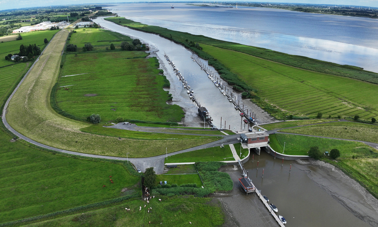 Auf der Prioritätenliste des NLWKN ganz oben: Das Sperrwerk Ruthenstrom bei Drochtersen, hier mit Hauptdeichlinie und der Tide-Elbe im Hintergrund.