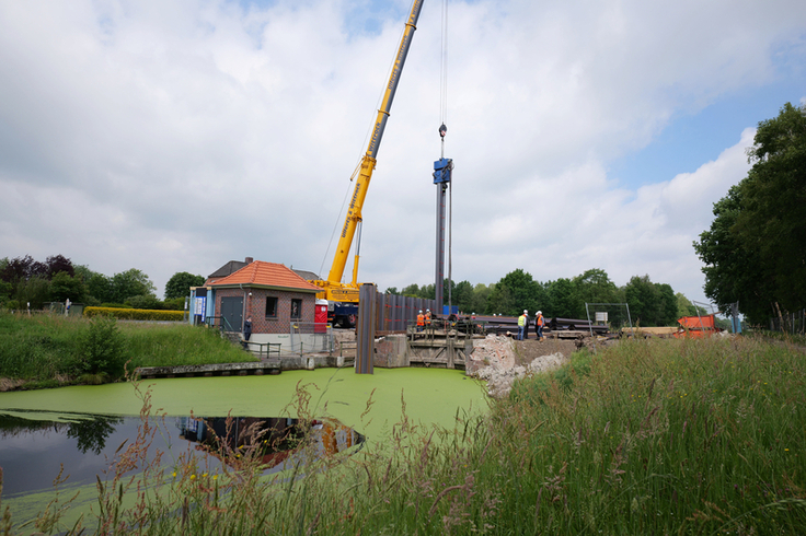 Mit dem Einrammen der Stahlelemente für den Spundwandkasten starteten in Neudorf die Arbeiten für die neue Schleusenanlage (Bilder: Lippe/NLWKN).