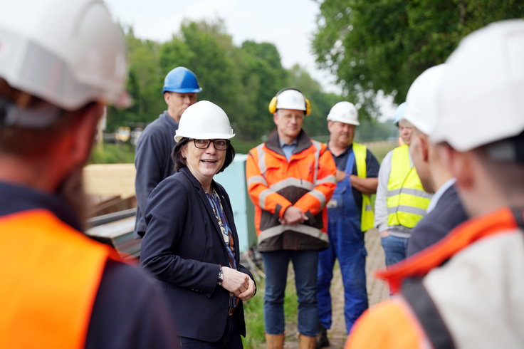 Im Rahmen des ersten Rammschlags informierte sich im Mai 2024 auch NLWKN-Direktorin Anne Rickmeyer vor Ort über den Stand und die Planungen der Arbeiten am Nordgeorgsfehnkanal (Bild: Lippe/NLWKN).