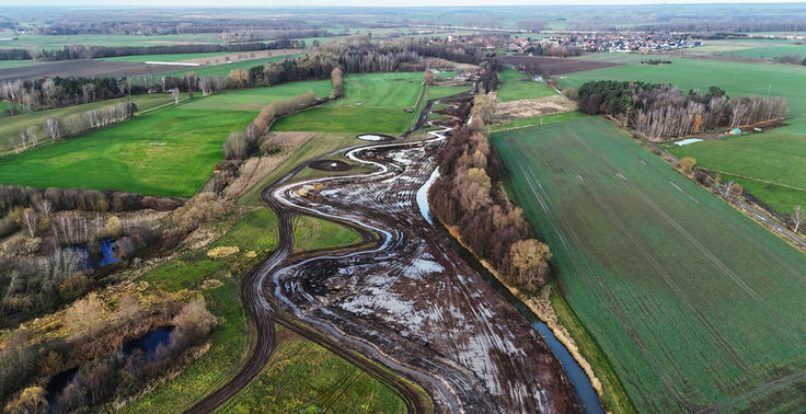 Mäandernd und abwechslungsreich statt gerade und strukturarm: Aus der Luft wird das Ausmaß von Projekten, wie hier an der Schunter, besonders gut sichtbar (Bild: NLWKN).