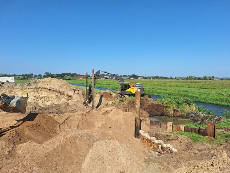 Es wurden etwa zehn Meter lange Spundbohlen gezogen (Foto: Frank Widrinka, Heidt+Peters)