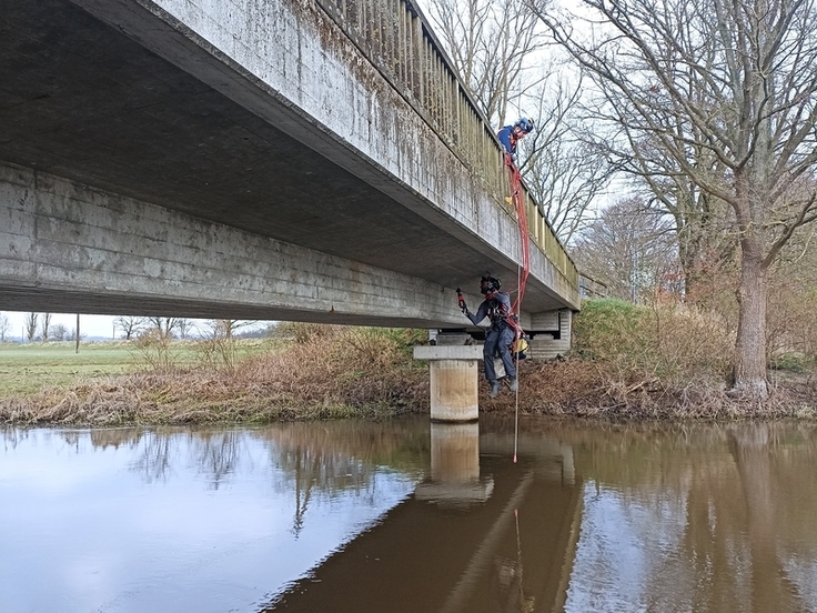 Vor dem Abriss mussten Ersatzquartiere für Rauch- und Mehlschwalben sowie für Fledermäuse gefunden werden. Unter einer Straßenbrücke ganz in der Nähe wurden Nisthilfen angebracht (Foto: Merle Sandkühler/NLWKN)