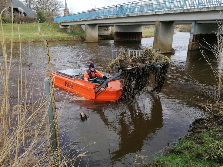 Für die Bekämpfung des Wassernabels musste ein spezielles Boot angeschafft werden. (Foto: Josef Schwanken/NLWKN)