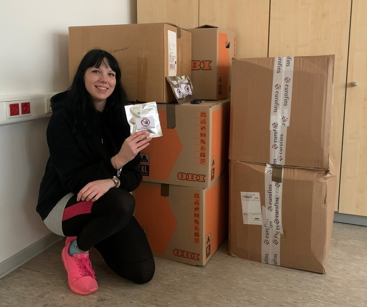 Mehr als 1400 Dosimeter mit Gebrauchsanleitung stehen verpackt von Alice Heinrich und dem restlichen Team der Radonberatungsstelle des NLWKN für den Versand an die Haushalte der nächsten Messkampagne bereit.
