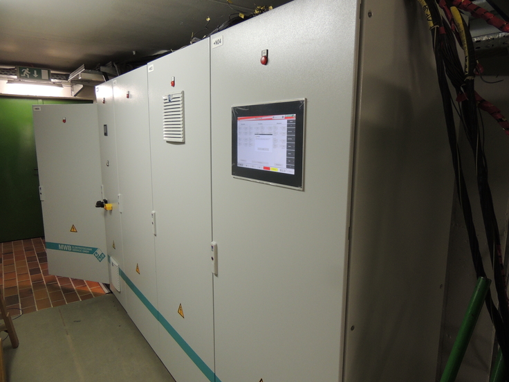 Insgesamt 16 Schaltschränke beherbergten bisher die aufwändige Steuerungstechnik des Huntesperrwerks (Foto: Geveke/NLWKN).