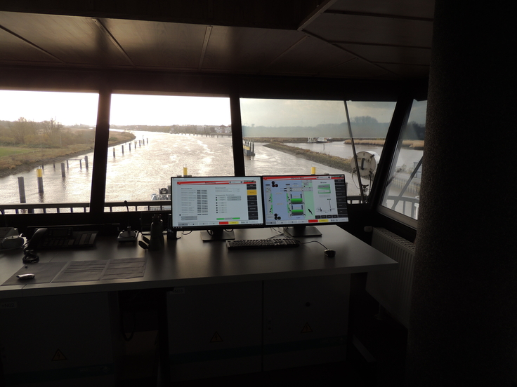 Der Ausblick aus dem Steuerstand des Sperrwerks mitten in der Hunte erinnert an eine Schiffsbrücke. Hier kommt seit Kurzem moderne digitale Steuerungstechnik zum Einsatz (Foto: Geveke/NLWKN).