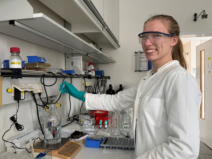Umweltchemikerin Joana List wirkt im Labor in Hildesheim in der Analytik mit. Hier pipettiert sie Proben, mit denen ein Testlauf für ein neues Gerät gestartet werden soll (Foto: Lisa Neumann/NLWKN)