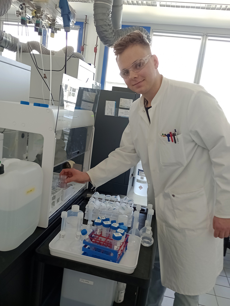 Hannes Haacke mit Wasserproben, die zur Konzentrationsbestimmung von Elementen im Mikrogrammbereich pro Liter mithilfe von Massenspektrometrie genommen wurden. (Foto: Neumann/NLWKN).