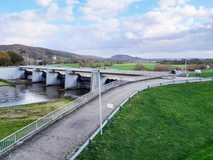 Unverzichtbar für den Hochwasserschutz, aber auch bei Fußgängern und Radfahrern als Querungsmöglichkeit beliebt: Das Abschlussbauwerk in Salzderhelden. (Foto: NLWKN)