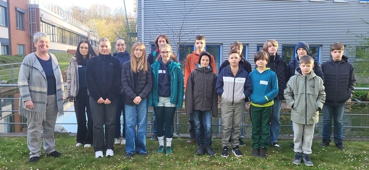 Die Schülerinnen und Schüler, welche zu Gast beim NLWKN in Hildesheim waren gemeinsam mit Standortleitung Silke Bartels-Heinemann (Foto: NLWKN).