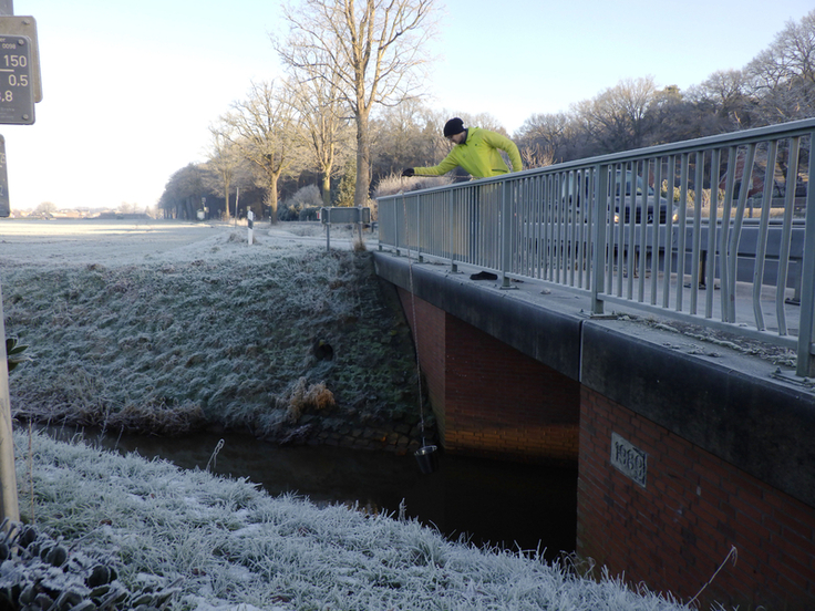 Frostiger Morgen am Dinklager Mühlenbach: Die Probenahme bei jedem Wetter kostet manchmal Überwindung, belohnt aber auch mit tollen Naturmomenten (Bild: NLWKN).