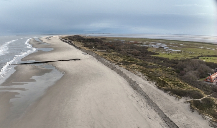 An den Wangerooger Nordostdünen war das vorgelagerte Sanddepot über den Winter teilweise abgetragen worden (Bild: NLWKN).