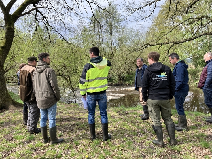 Die neuen Planungen zur Anhebung einer bestehenden Sohlgleite in der Wümme erläutert Lasse Störmer vom Kreisverband der Wasser- und Bodenverbände entlang der Wümme (Foto: Hannah Burmester)