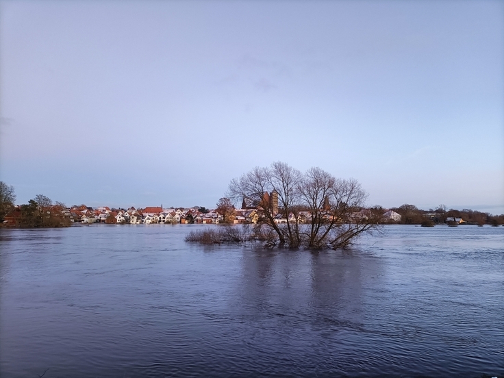 Hochwasser an der Aller am 29.12.2023, bei dem die Altstadt von Verden (im Hintergrund) teilweise unter Wasser stand (Quelle: NLWKN, Harting)