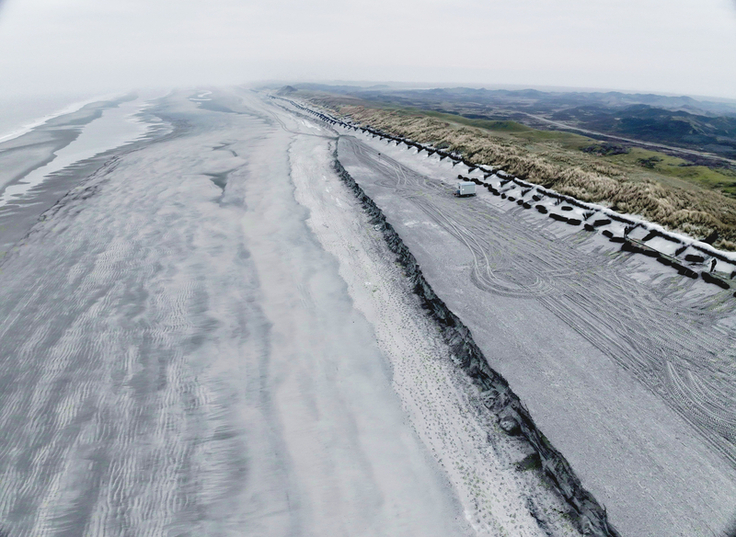 So stellte sich die Strand- und Dünensituation vor dem Pirolatal im Frühjahr dar: Deutlich sichtbar ist der Unterschied zwischen dem bereits fertiggestellten Abschnitt des Sanddepots (vorne) und den noch zu verstärkenden Bereichen (Bild: NLWKN).