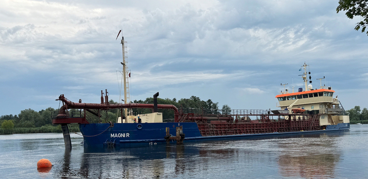 Inselgast aus Dänemark: Das Spezialschiff „Magni R“ wird bei der Gewinnung des für die Arbeiten benötigten Sandes zum Einsatz kommen (Bild: Rhode Nielsen A/S).