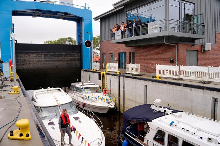 Andrang in der neuen Schleusenkammer der Hadelner Kanalschleuse in Otterndorf. Alle Mitglieder aus dem DMYV, die sich durch die Durchfahrtswimpel ausweisen, können weiterhin ohne Einzelabrechnung die Schleuse passieren. (Archivfoto: Lippe / NLWKN)