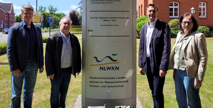 NLWKN-Direktorin Anne Rickmeyer dankte Dirk Post (Zweiter von rechts) für seinen unermüdlichen Einsatz für die Wasserwirtschaft in Ostfriesland. Dr. Thomas Schoneboom (links) und Dieter de Vries werden seine Aufgaben in der Betriebsstelle Aurich über