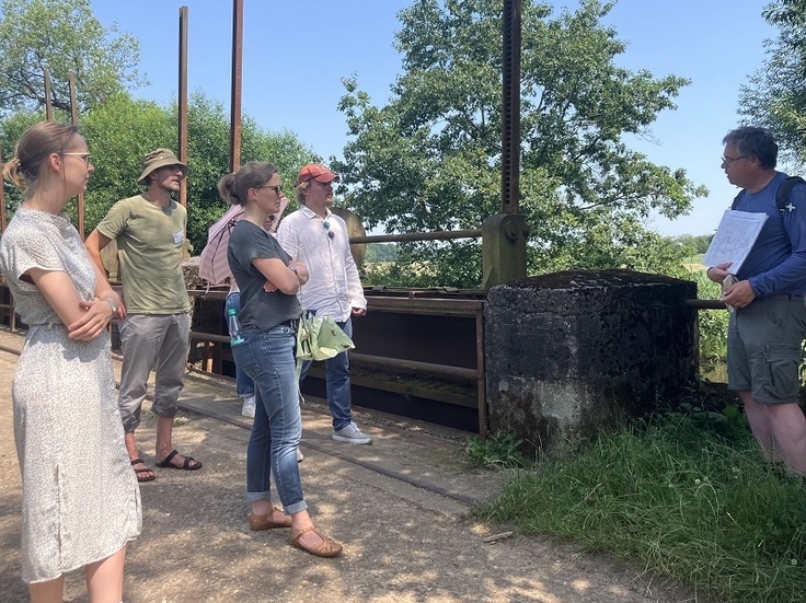 Lena Gumnior (MdB, ganz links) und Britta Kellermann (MdL, mittig) interessieren sich für die umgesetzten und geplanten Maßnahmen der Station zur (Wieder-) Anhebung der Grundwasserstände.