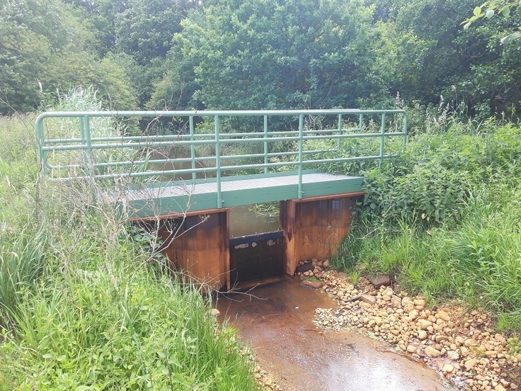Regulierbares Staubauwerk an einem Graben in der Wümmeniederung bei Ahausen: Zur Entwicklung von artenreichem Feucht- und Nassgrünland müssen der Gebietswasserhaushalt wiederhergestellt und der Grundwasserspiegel im Gebiet wieder angehoben werden.