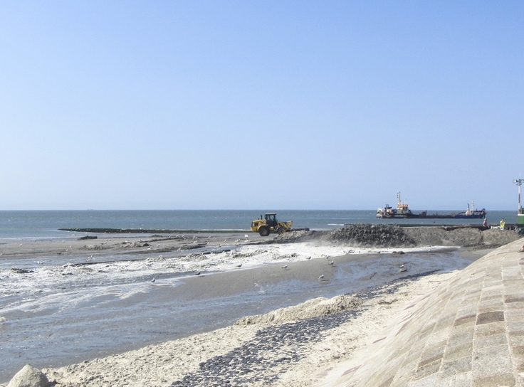 Auf Norderney fanden bereits mehrere Strandaufspülungen statt. Hier sind die Arbeiten am Strand zu sehen (Archivbild: NLWKN).