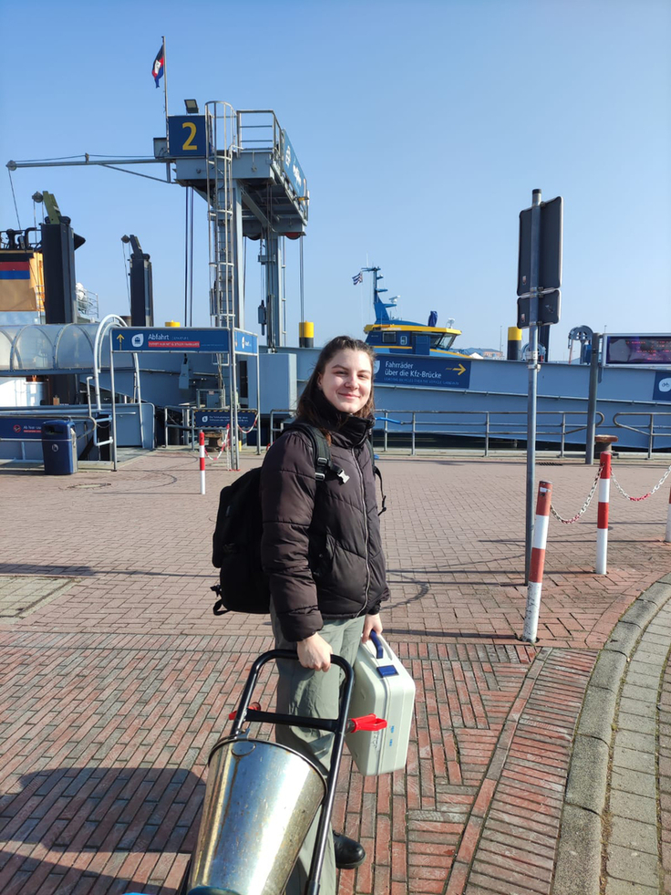 Einmal die Woche auf die Insel – Alltag für Mia Andermann während ihres Freiwilligendienstes beim NLWKN (Bild: Phil Beyersdorff/NLWKN).