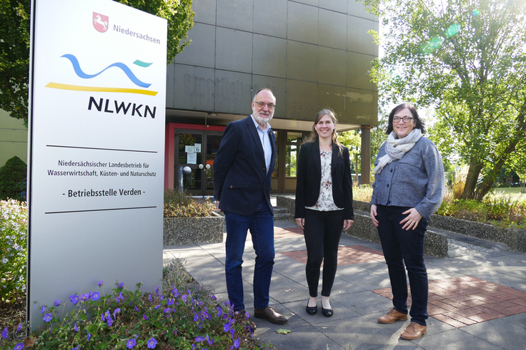 Staffelstabübergabe in Verden: NLWKN-Direktorin Anne Rickmeyer (rechts) verabschiedete Andreas Müller in den Ruhestand und ernannte Susanne Ewert zu seiner Nachfolgerin (Bild: Berwald/NLWKN).